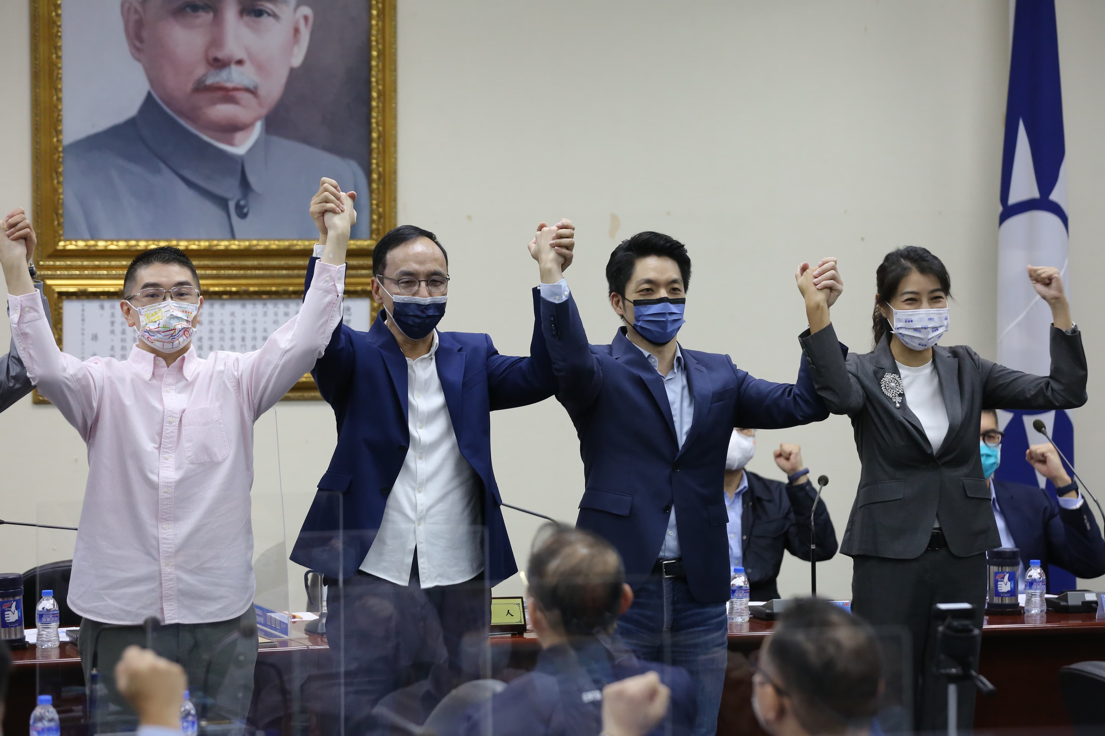 國民黨派出謝國樑（左1）選基隆、許淑華（右1）選南投。
