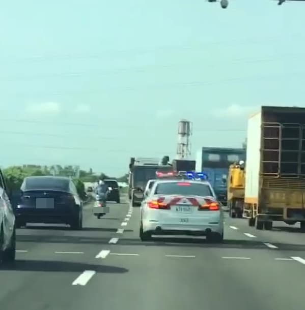 飆風姐最後鑽入車陣，將警方甩掉。（翻攝自全台記者爆料網）