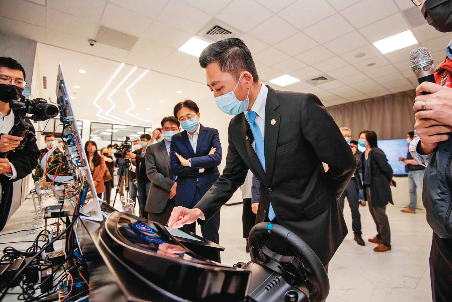 2021年底，聯詠就曾公開亮相，BMW i4前座螢幕採用的正是自家產品。右2為聯詠總經理王守仁。（翻攝自林智堅臉書）