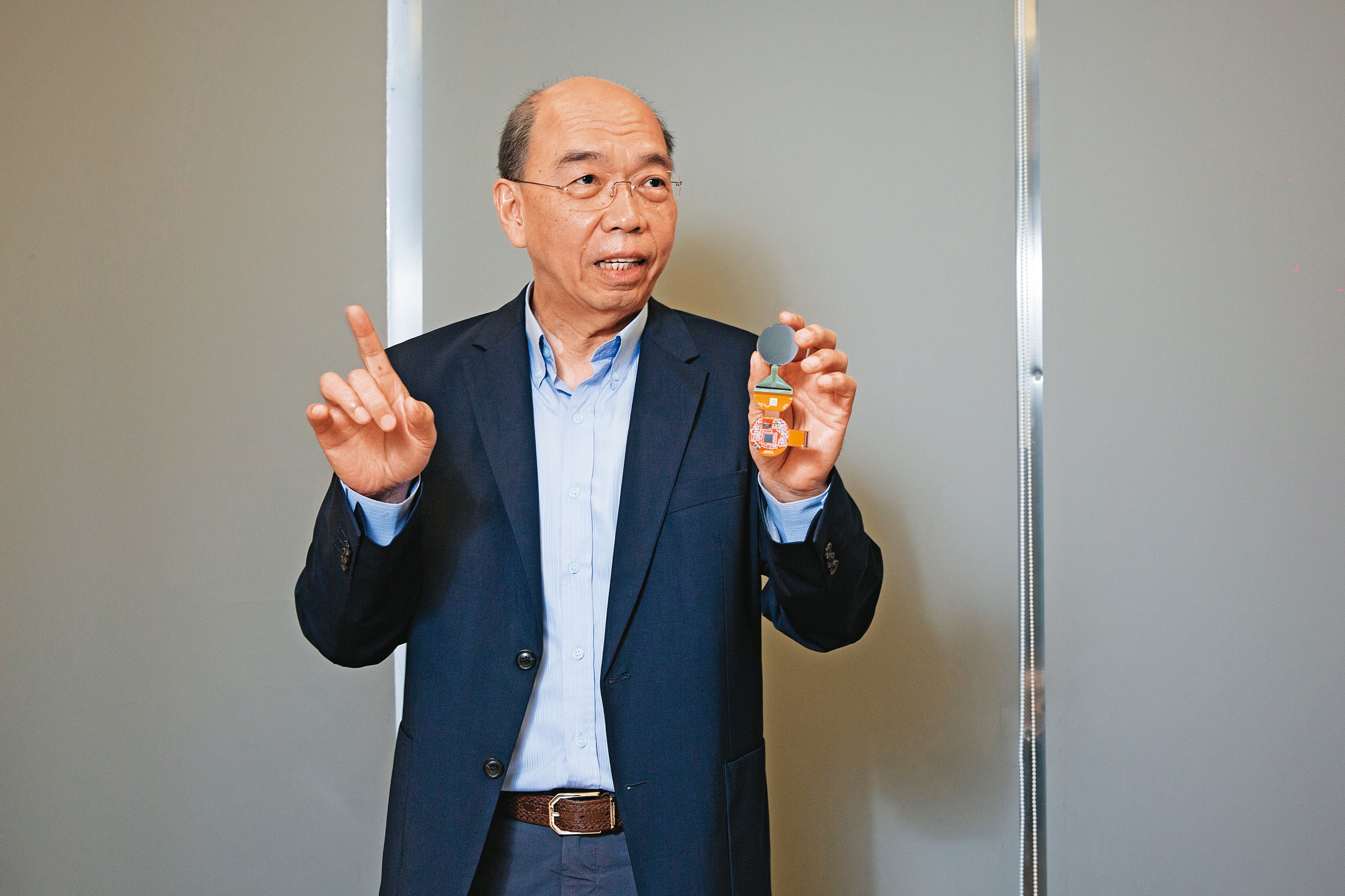 回憶起奇景光電進軍車用面板驅動IC的過往，素來十分低調的執行長吳炳昌笑說：「這根本是奇蹟！」
