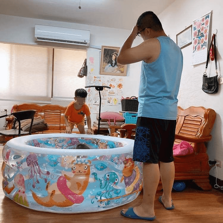 女網友的老公扶額思考，是否要將戲水池放在客廳。（翻攝「Costco好市多商品經驗老實說」）