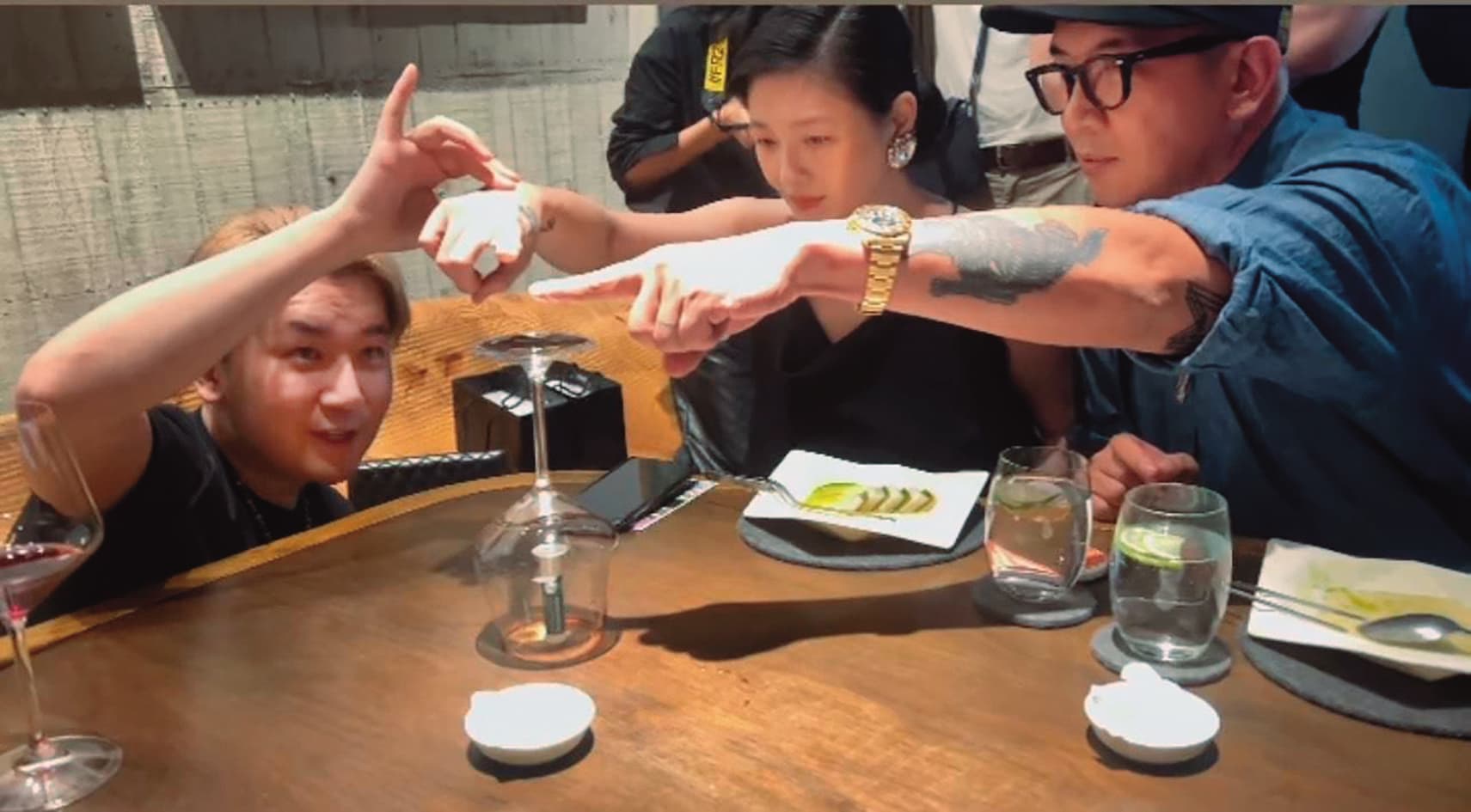 以往愛宅在家的大S（中），與具俊曄（右）婚後展開活躍的社交活動。（翻攝自周杰倫IG）