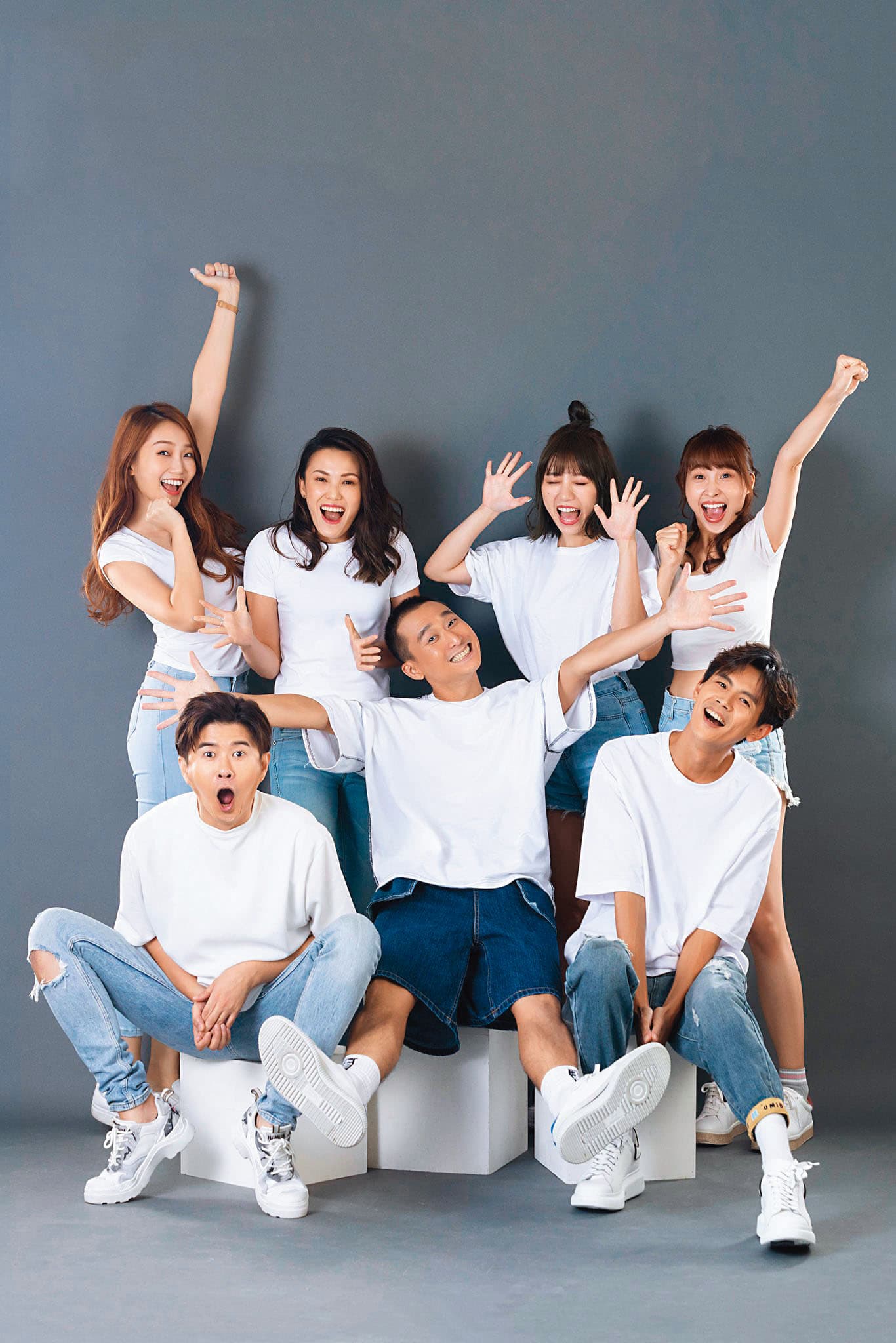 《鬧著玩》主持群除了有顏永烈（前排左起）、浩子、阿翔3人，在去年還加入4位女生力軍。（翻攝自《鬧著玩》臉書）