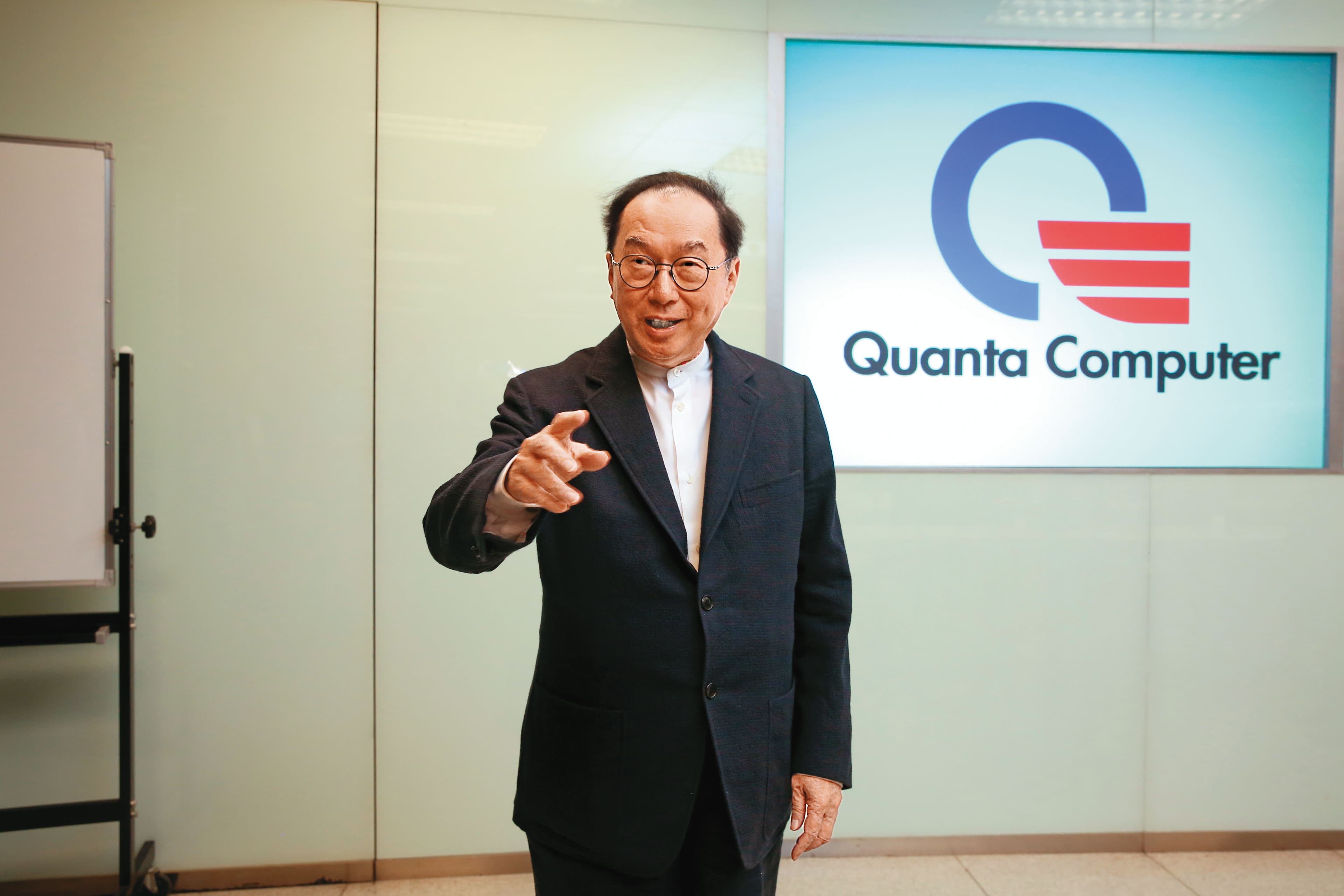 林百里出身香港貧民窟，來台考上台大電機系並研發台灣首部電腦，一手創立廣達電腦名列全球5百大富豪。