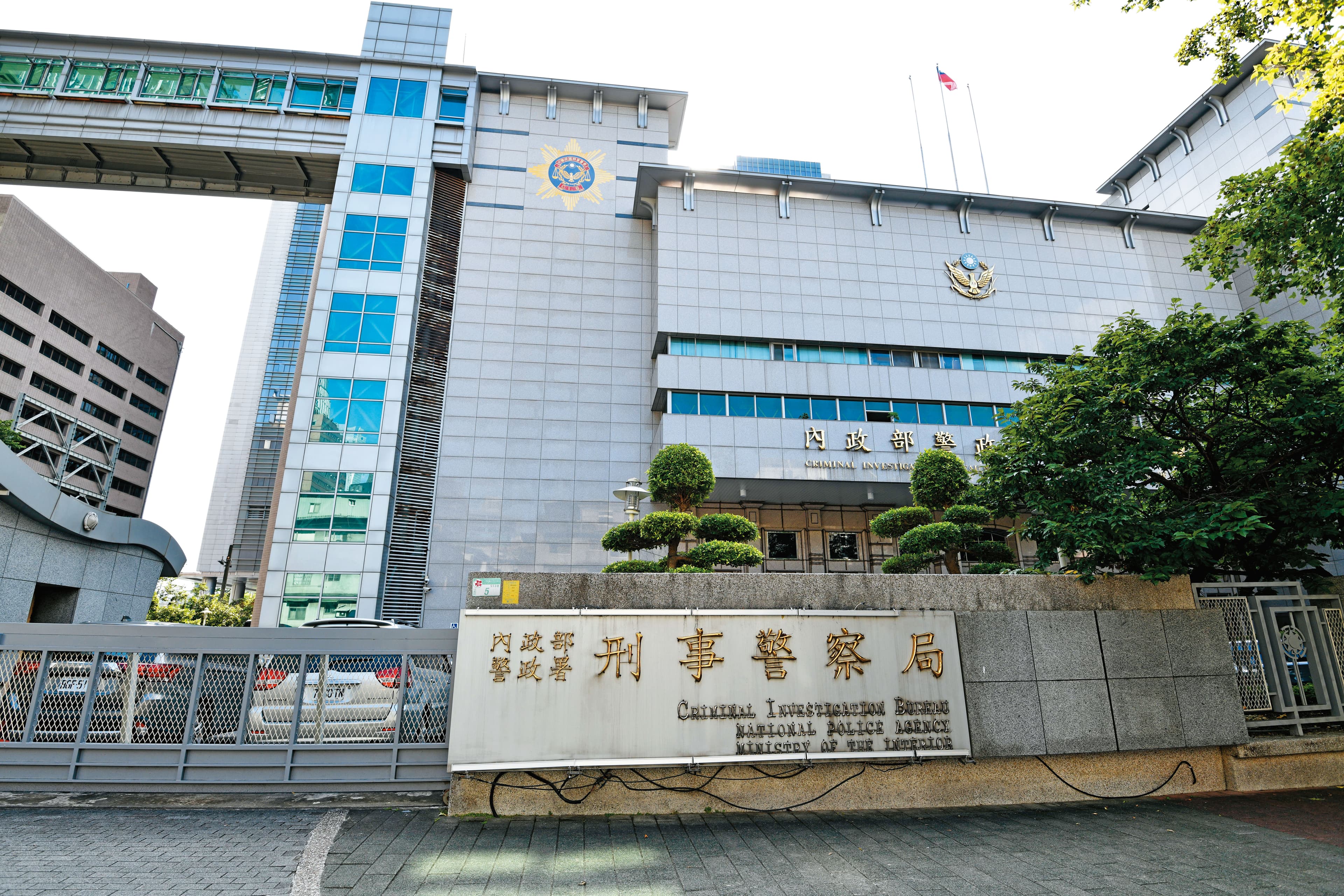 刑事局深入分析朱立安的海外金流，將她移送台北地檢署複訊，已由法院裁定羈押禁見。