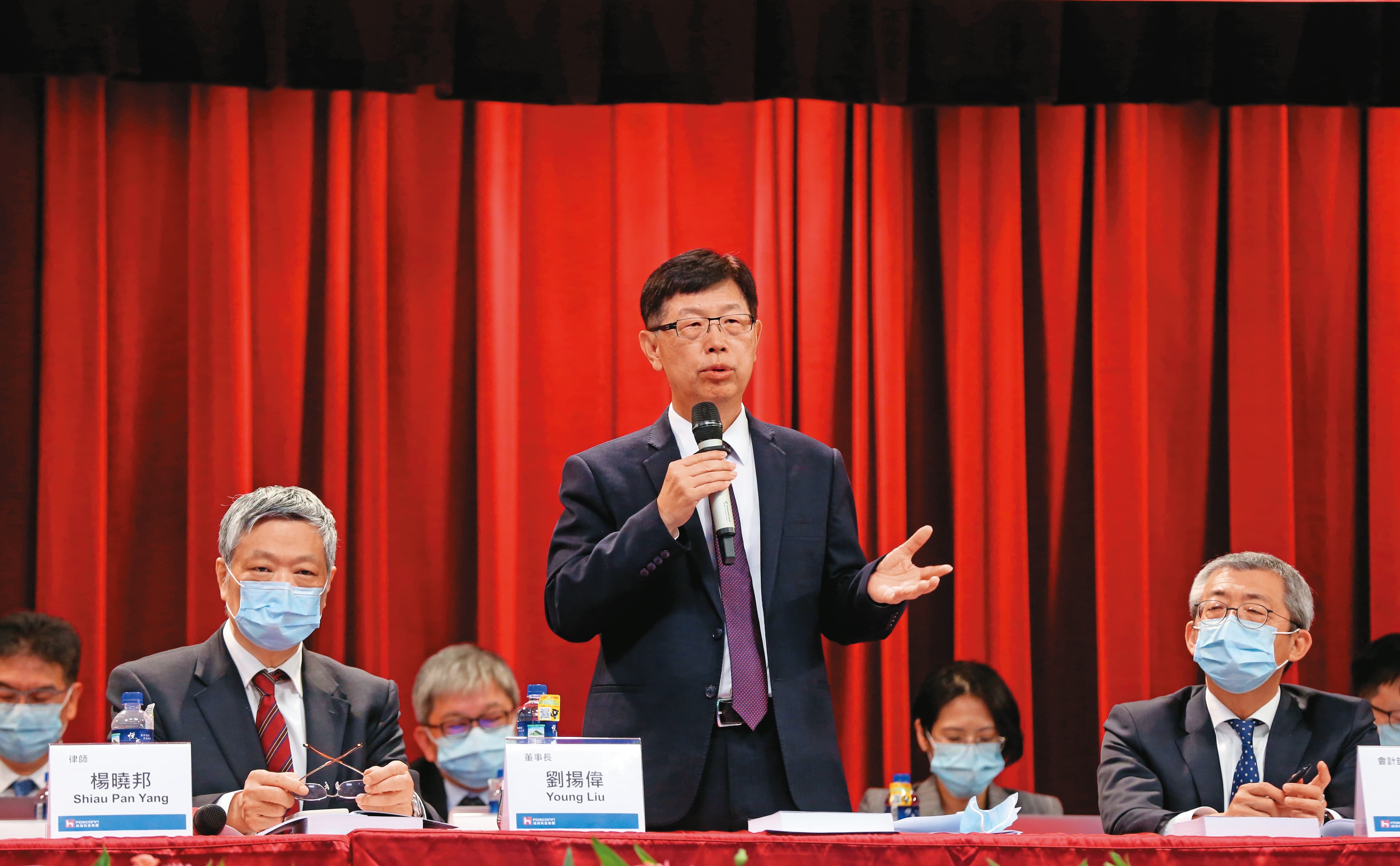 鴻海董事長劉揚偉在股東會上，發出明年將看到鴻海低軌衛星在天上飛的宣言。