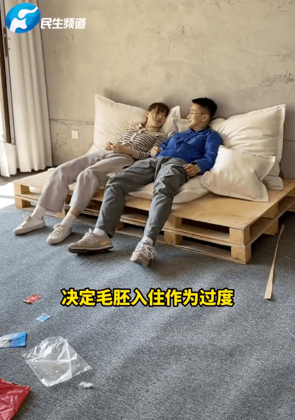 用貨架搭起沙發基底。（翻攝微博）