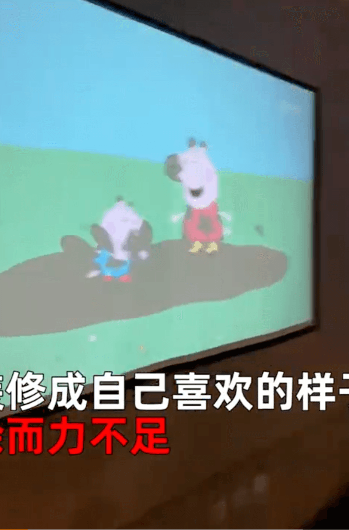 親手架設投影機。（翻攝微博）