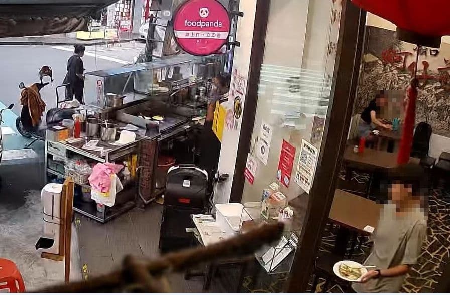 情侶發現蚵仔煎內有蟲，上前和老闆娘反應。（翻攝爆料公社）