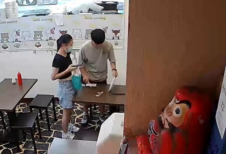 老闆娘將兩人追回店內，要他們清理乾淨。（翻攝爆料公社）
