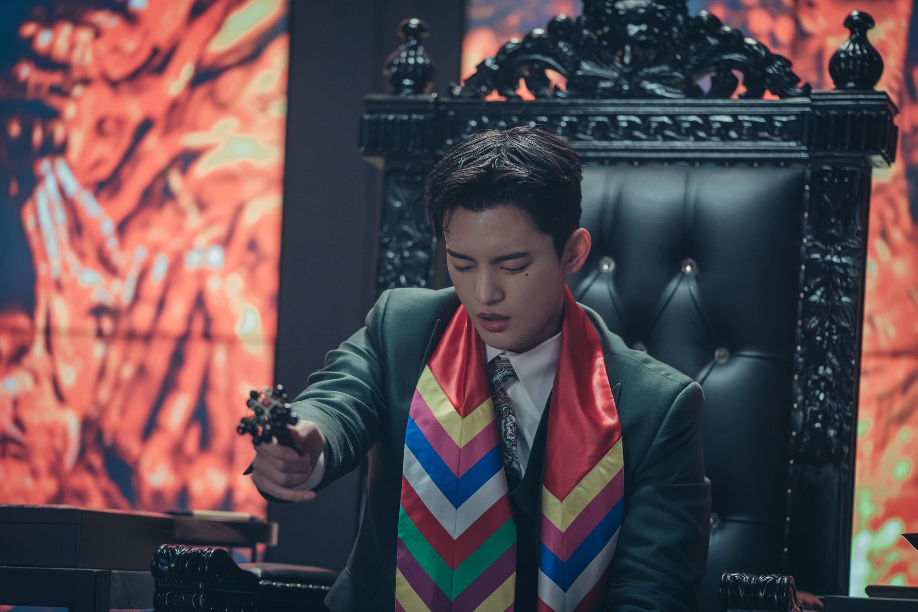 徐仁國在《美男堂》以看面相斷命格的算命仙出場，笑翻許多觀眾。（Netflix提供）