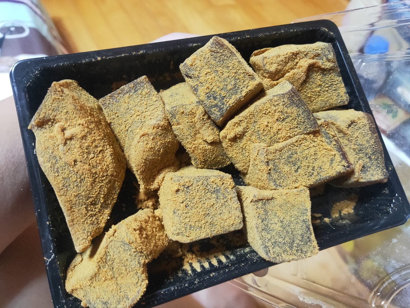 一名網友在社團發文抱怨全聯黑糖涼糕「難吃」，沒想到其實是反串文。（翻攝 我愛全聯-好物老實説）