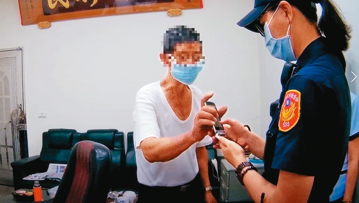 許多民眾都是因警察制止才保住金錢。（警政署提供）