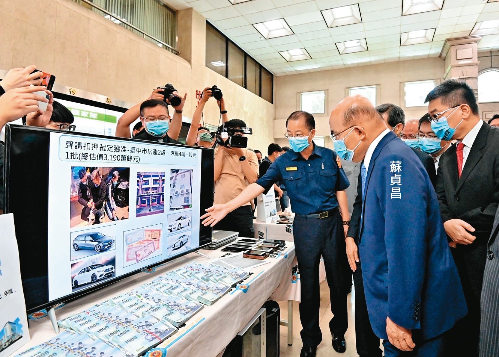 行政院長蘇貞昌20日至刑事局，視察「打詐國家隊」成立12天以來的成果。（行政院提供）