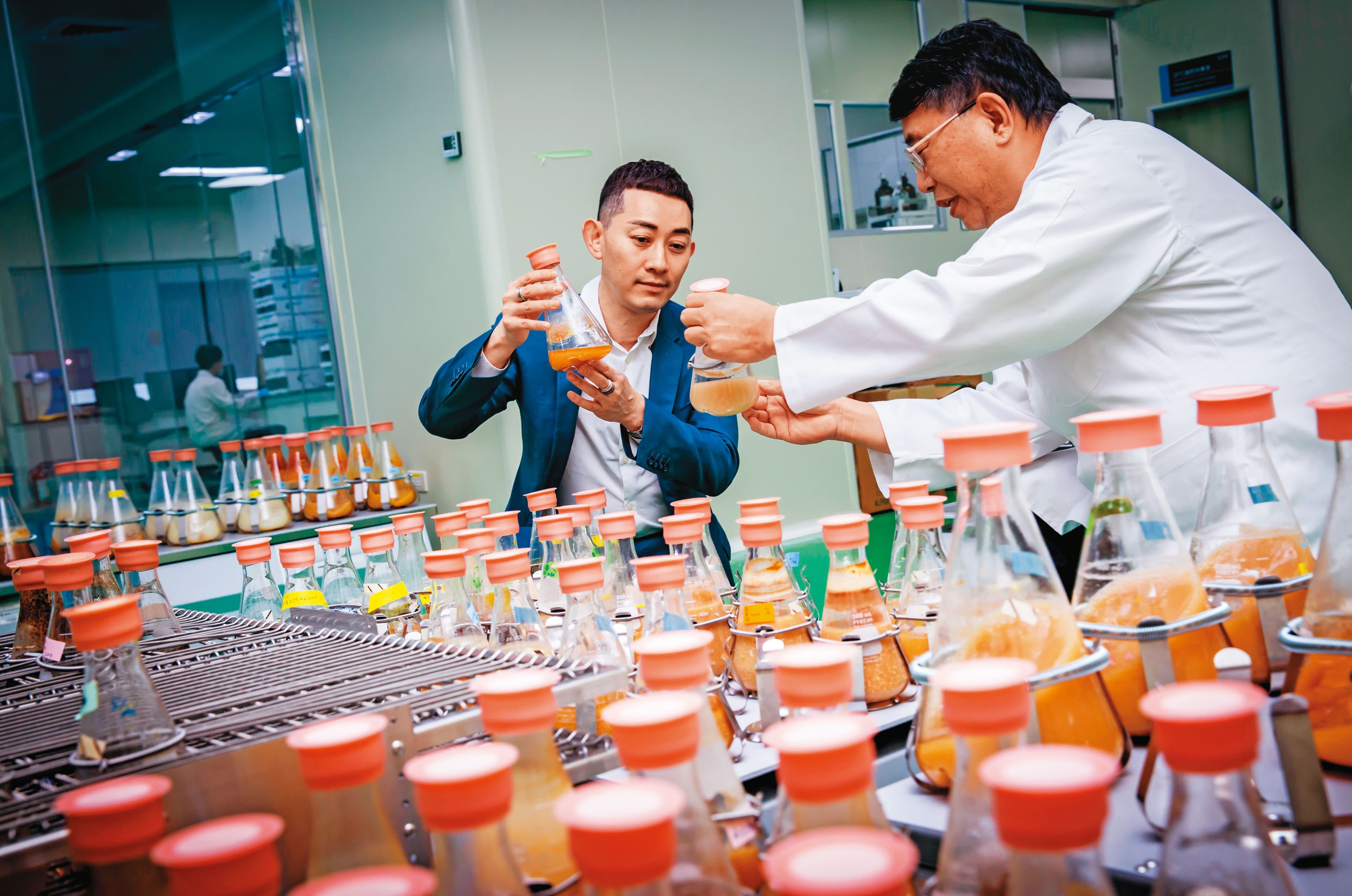 成立52年的葡萄王以牛樟芝為基礎，首度從保健品跨入植物新藥，挑戰更難但產值更大的國際市場。左為葡萄王董事長曾盛麟。