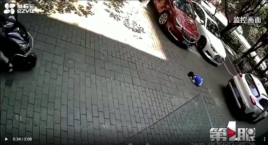 男童被車子的前輪和後輪輾過，一動也不動。（翻攝微博）