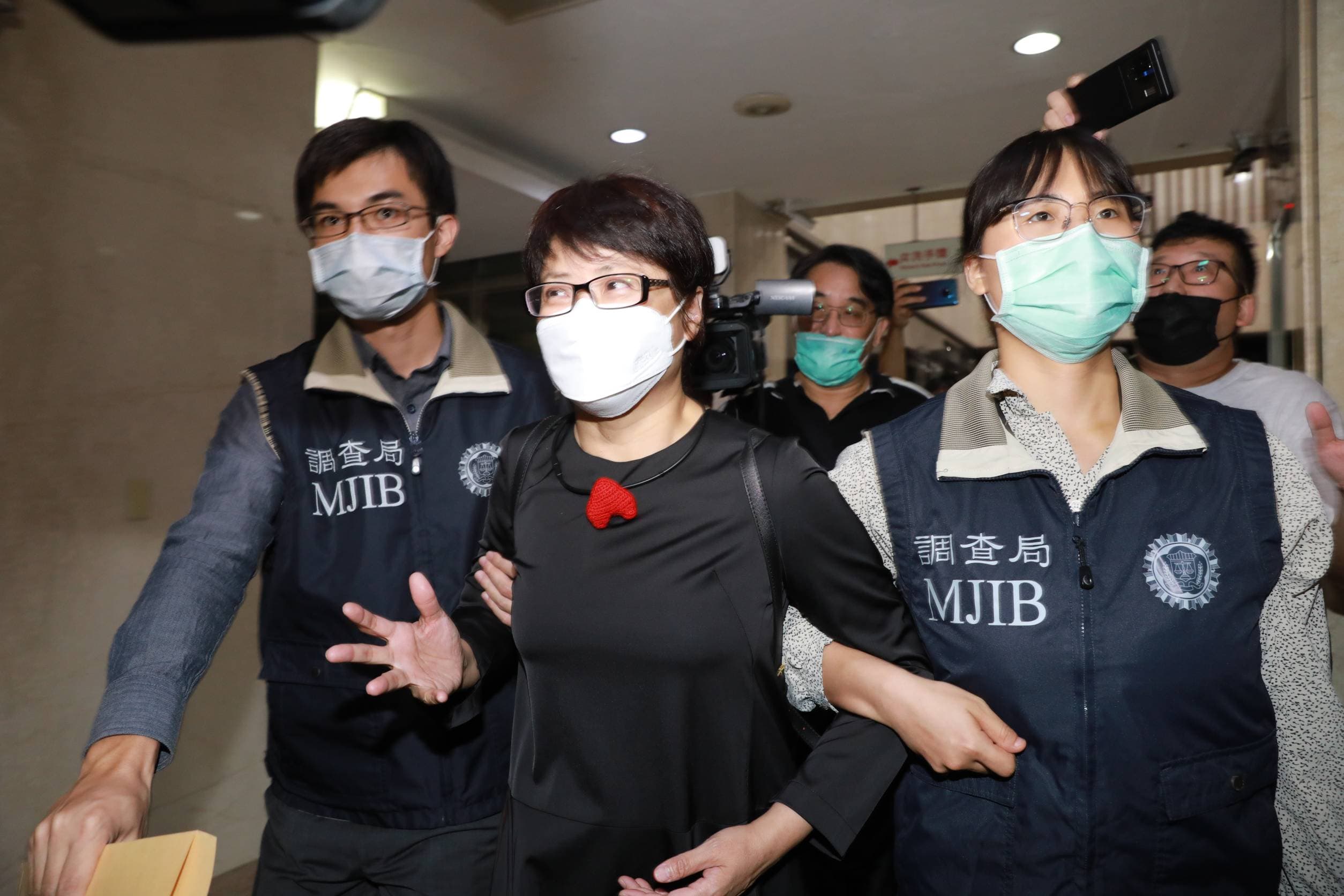 台北市勞動局長陳信瑜（中）日前因不實核銷特別費涉貪遭約談後以20萬元交保。（本刊資料照）