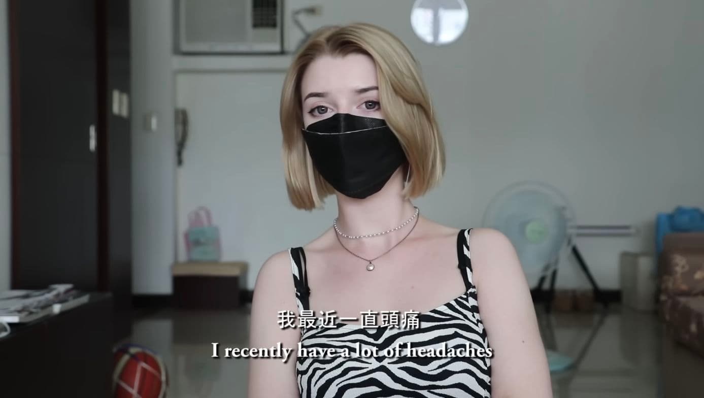 Tanya近日不斷感到頭痛,懷疑是台灣天氣太熱。(翻攝 Youtube不要鬧工作室)