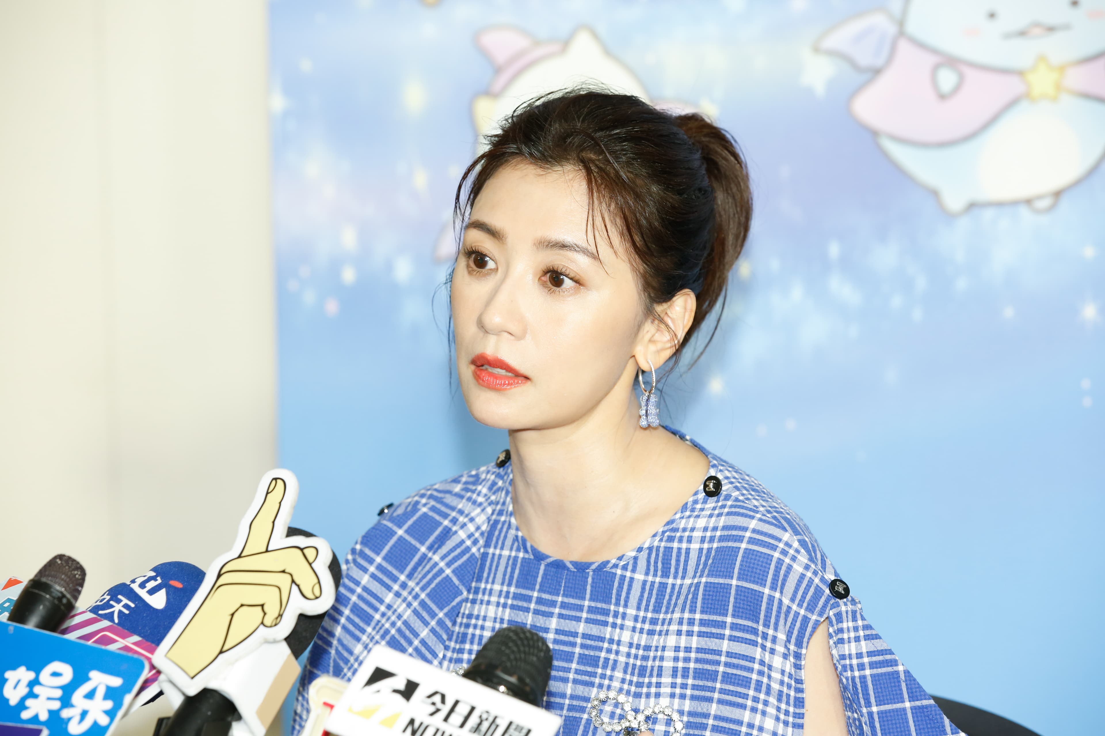 對於Angel是否會加入娛樂圈，賈靜雯還是希望她完成學業後再來考慮。