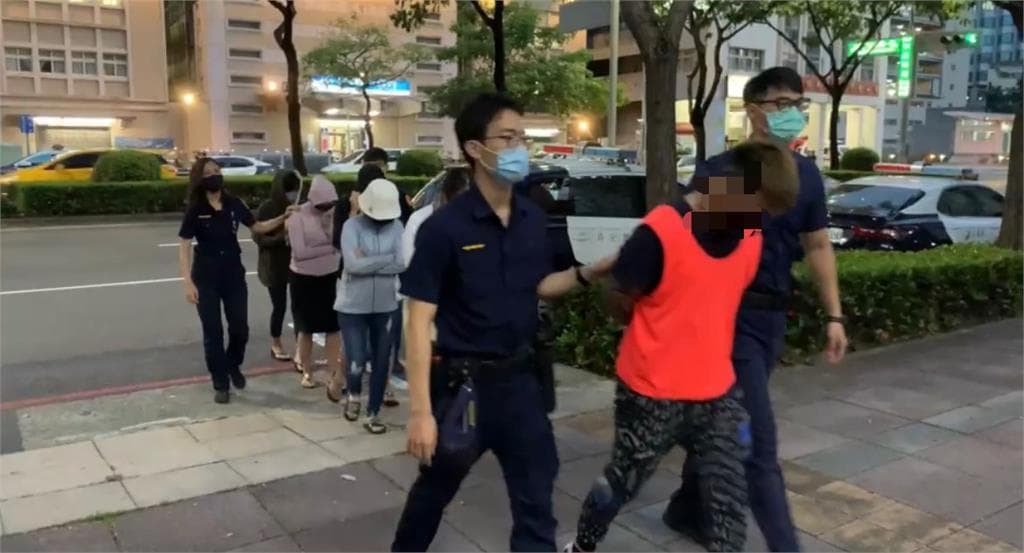 警方將業者、櫃台人員及店內小姐帶回警局偵訊。（翻攝畫面）