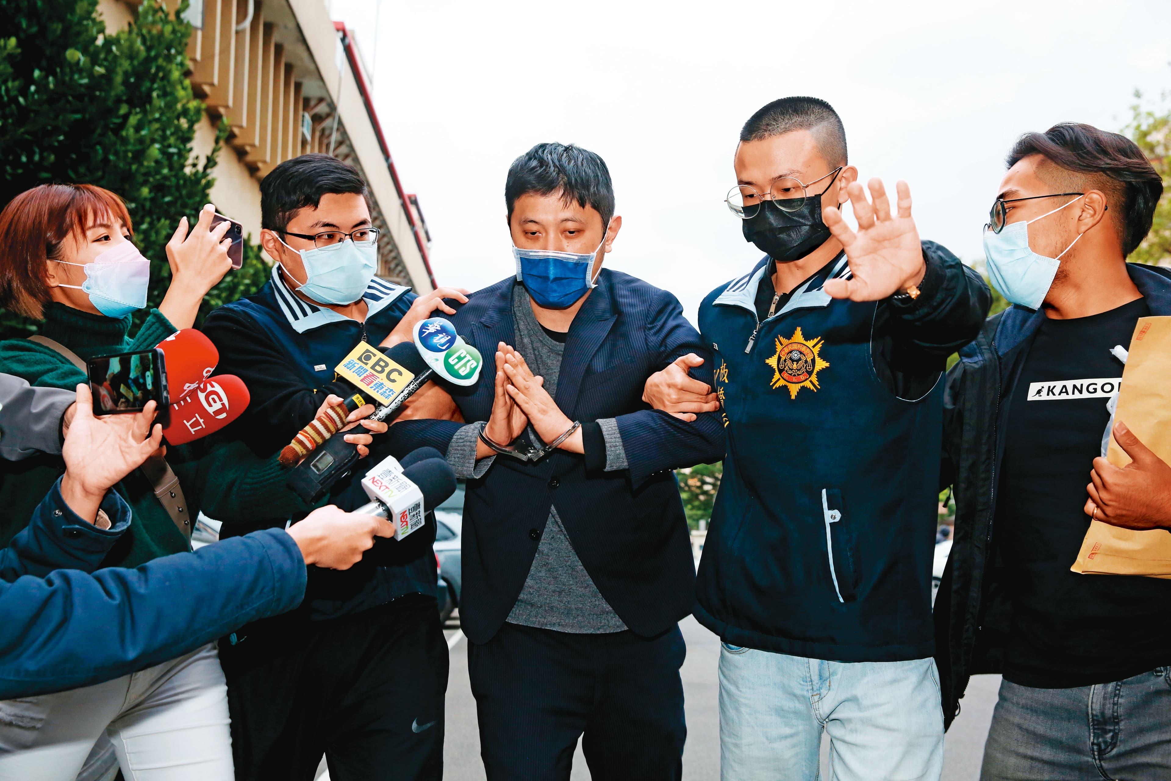 林秉樞（中）因家暴高嘉瑜遭收押時，一度對著媒體高調喊冤。