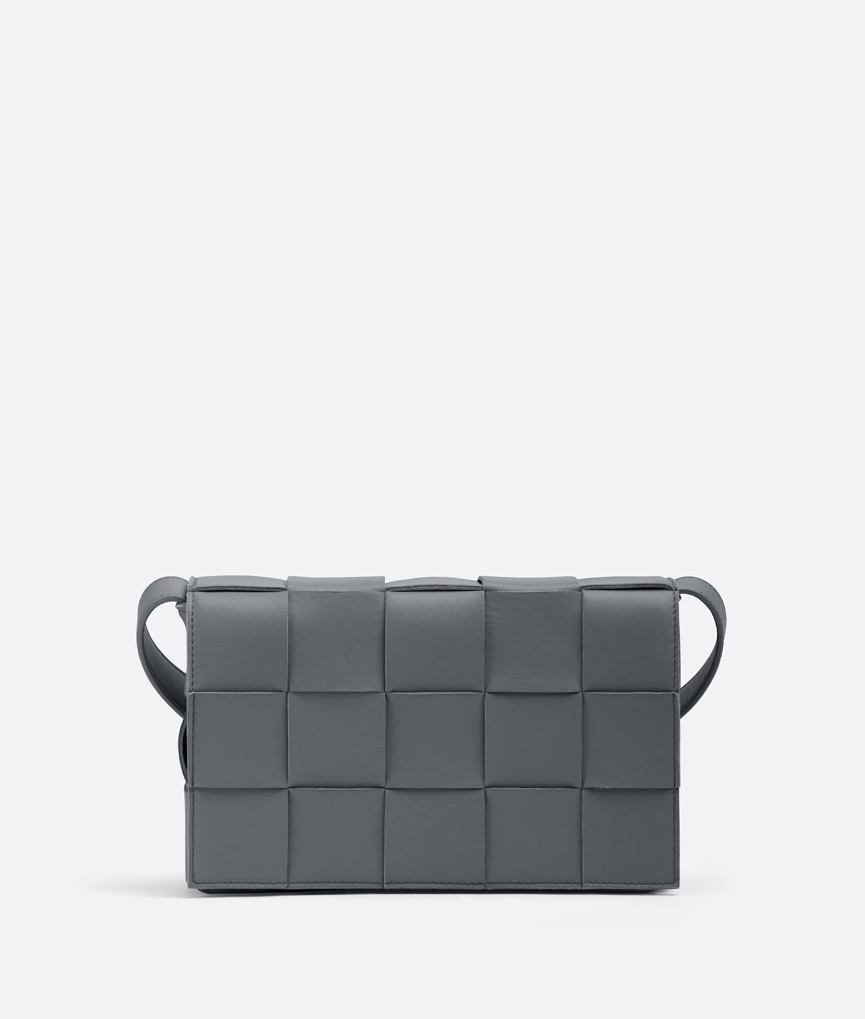 CASSETTE 雷霆灰編織斜背包 NT$77,800 Bottega Veneta。（Bottega Veneta提供）