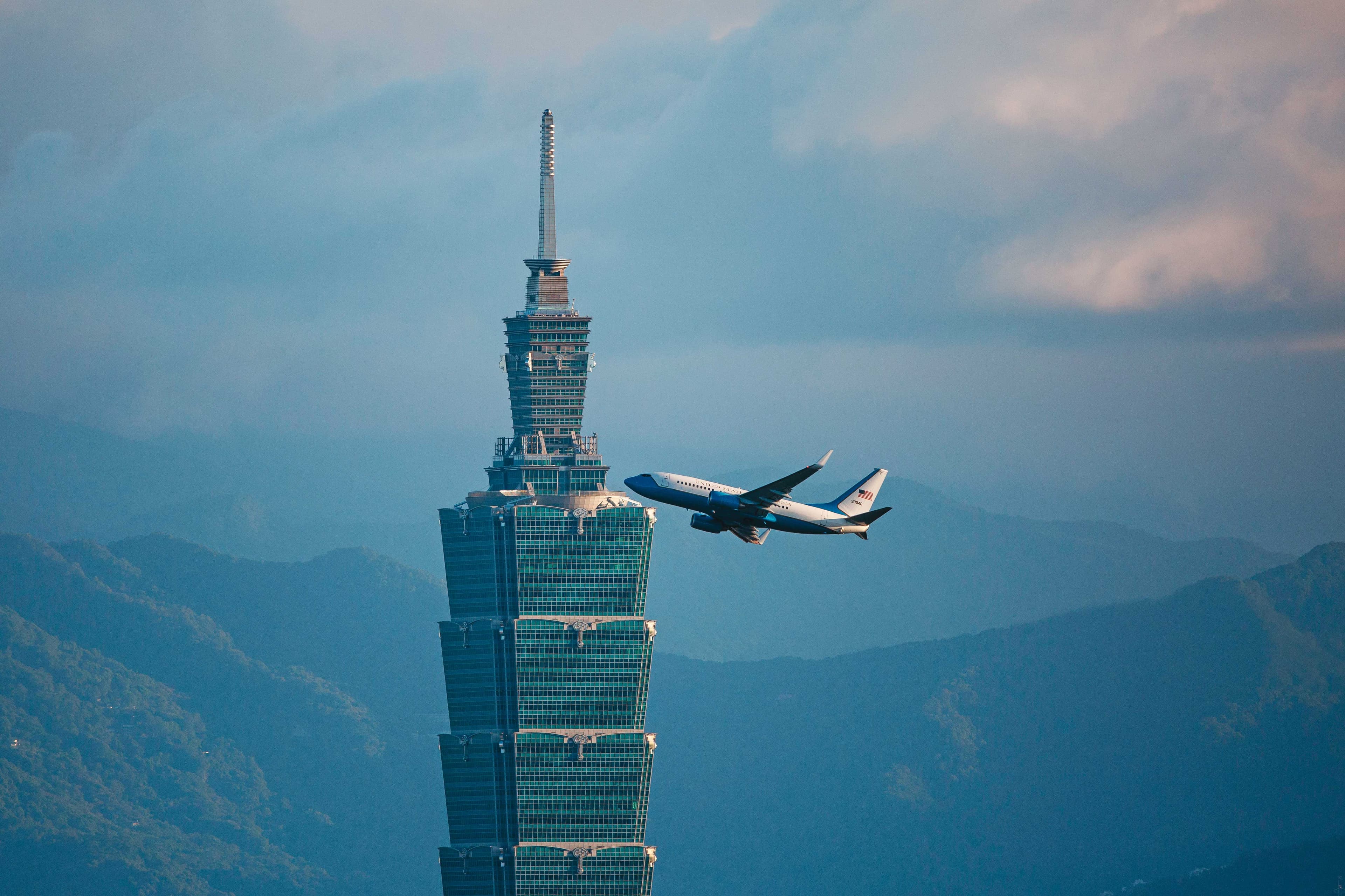 裴洛西此次訪台之行，引發國際高度關注，她所搭乘的行政專機3日傍晚離台後，中方開始展開軍演。