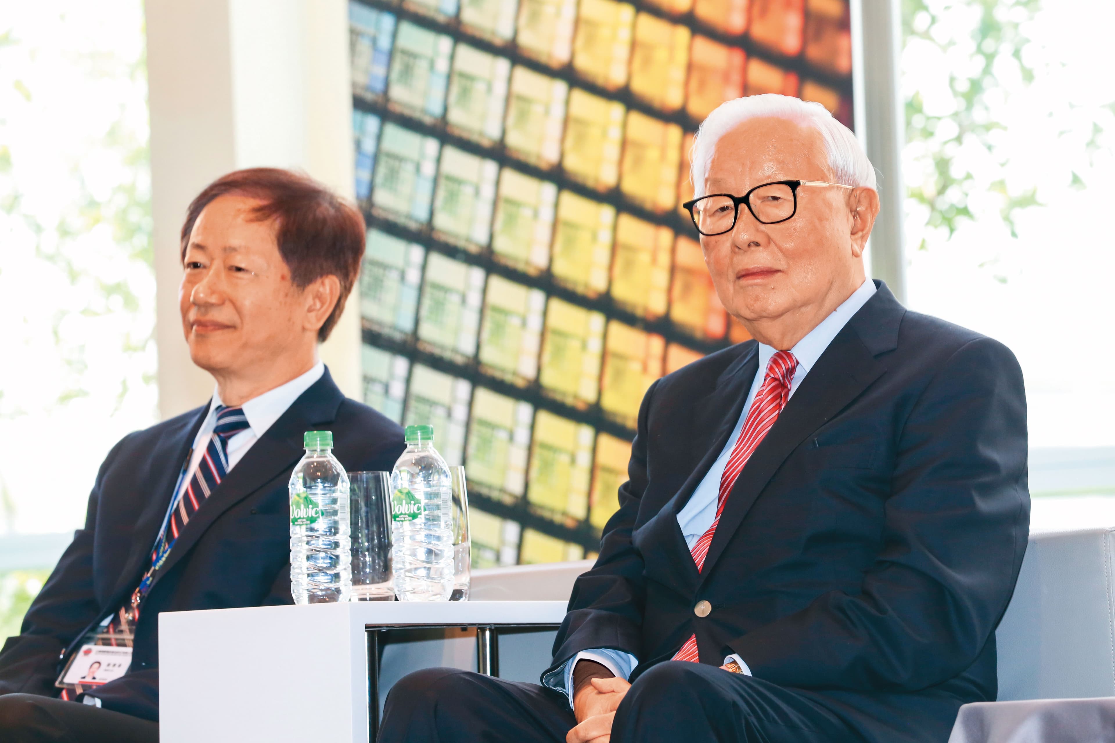 張忠謀（右）3年前就預言台積電將成為地緣政治的兵家必爭之地，如今劉德音（左）就面臨挑戰。