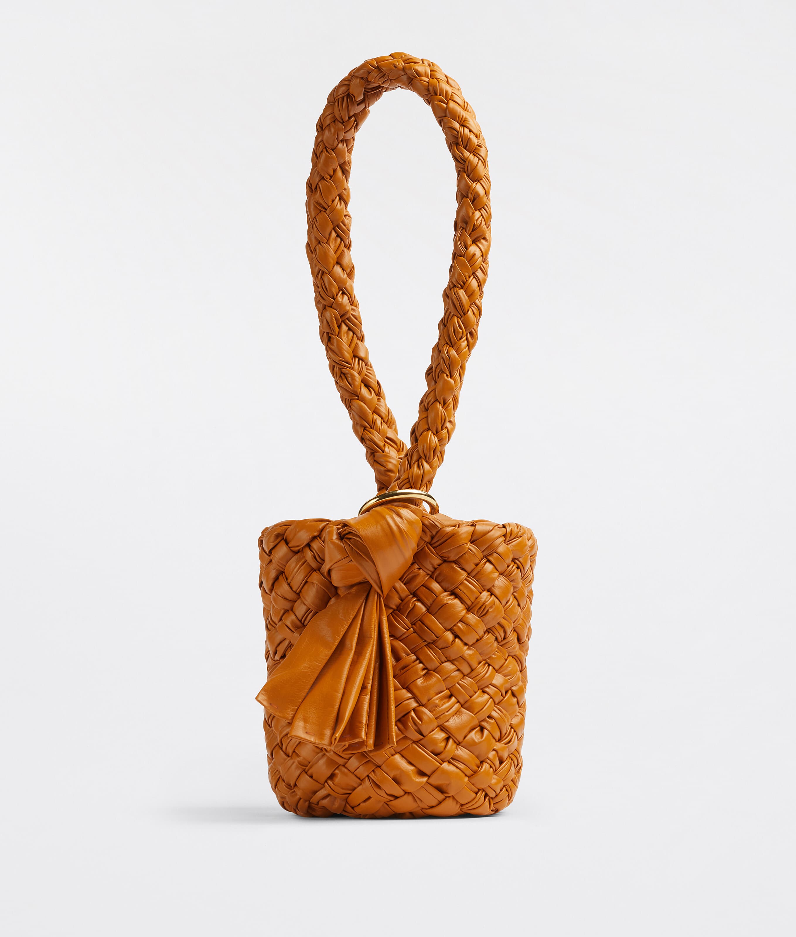Kalimero玉芯黃編織水桶包，NT$237,400。（BOTTEGA VENETA提供）