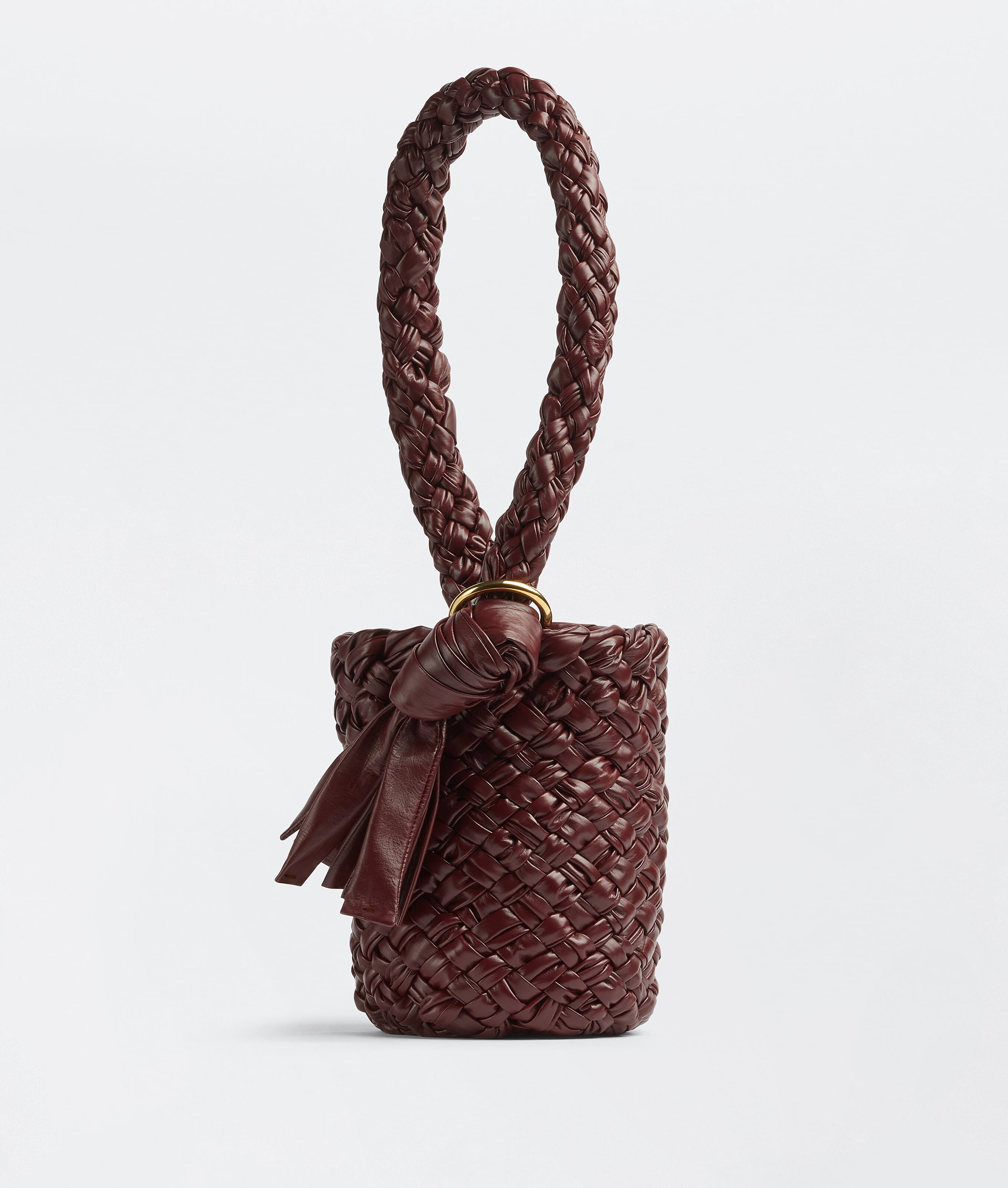 Kalimero巴羅洛酒紅編織水桶包，NT$237,400。（BOTTEGA VENETA提供）