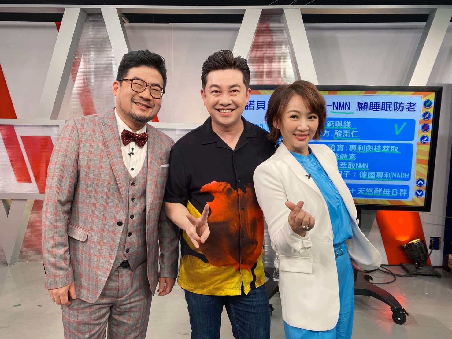 李明川在節目中分享自己要拿出證件證明年齡的經驗，果然凍齡有術，左右分別是郁方與廖慶學。（完美國際提供）