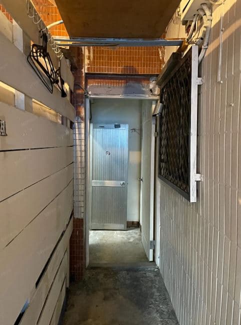 頂加的廚房走廊。（翻攝租屋網）