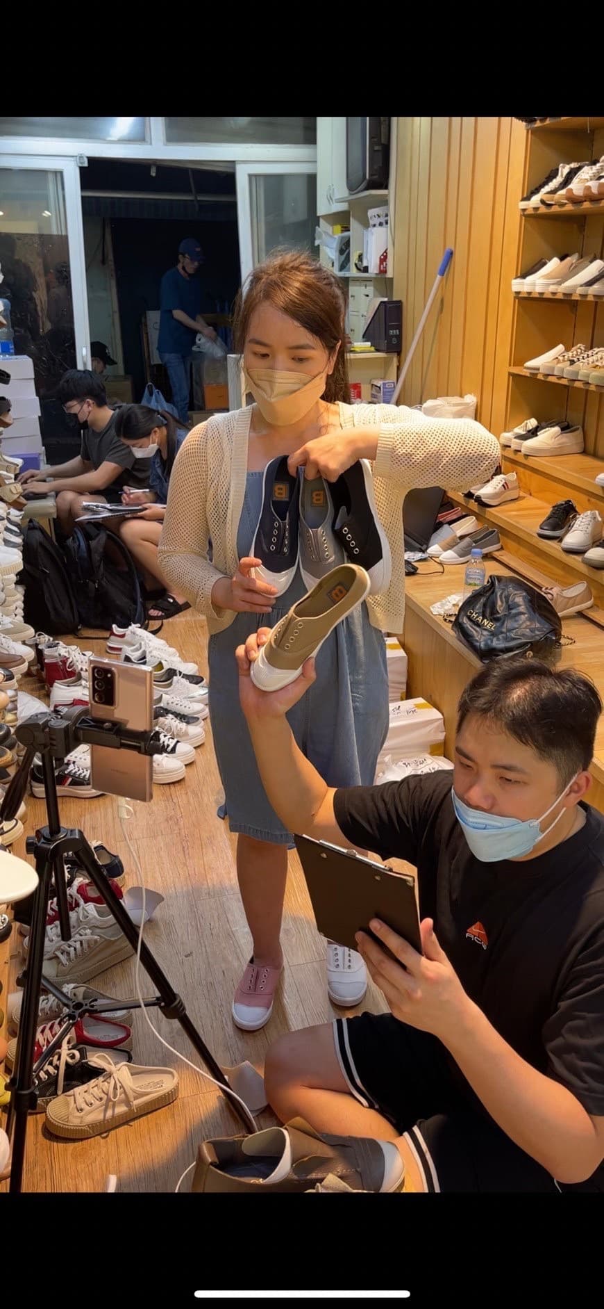馮娃跟團隊月月出國帶貨，還即場做直播。（馮娃提供）