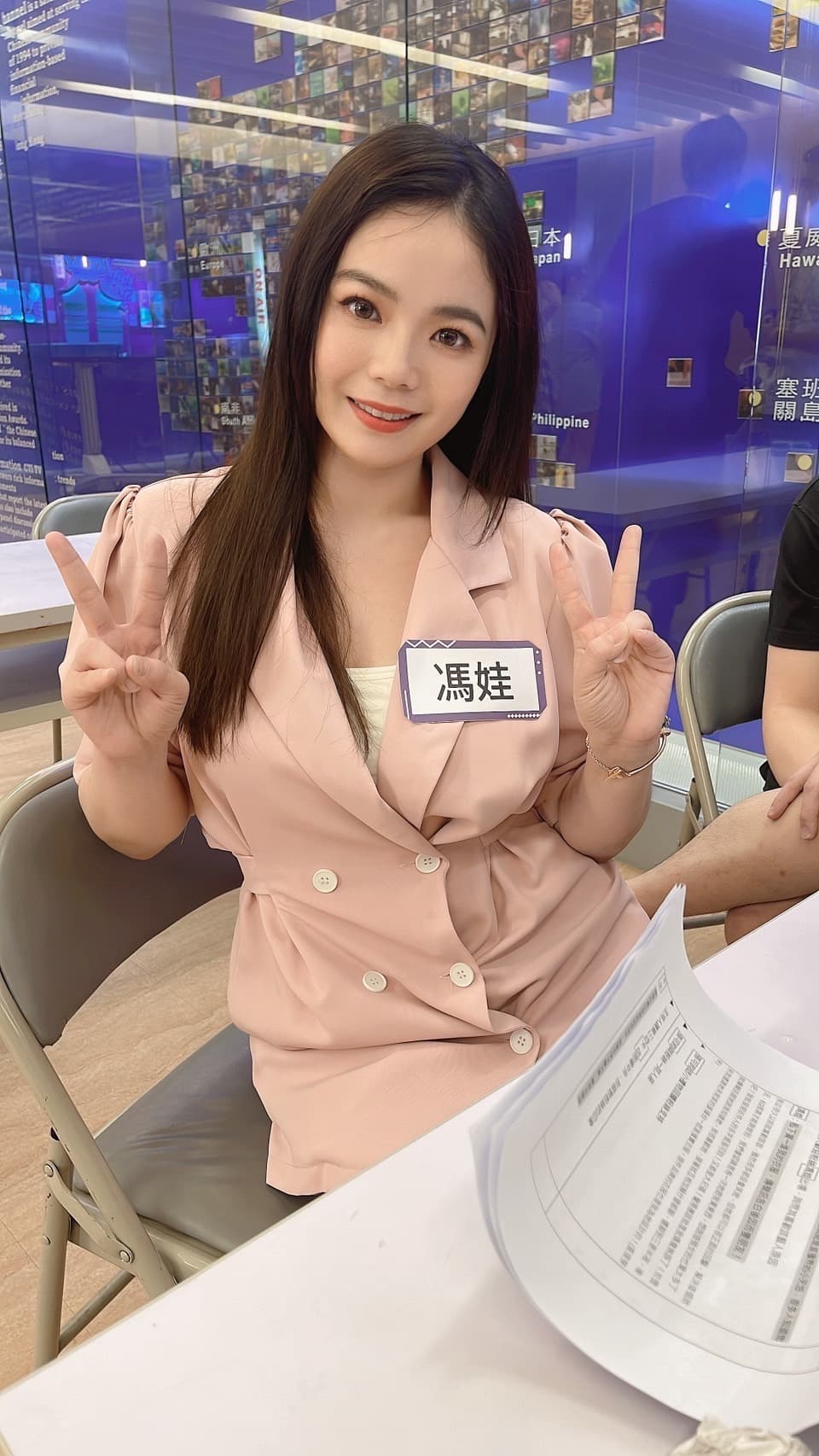 馮娃說出國直播很辛苦也很累，但自嘲是工作狂的她，卻非常熱愛工作帶來的滿足。（馮娃提供）