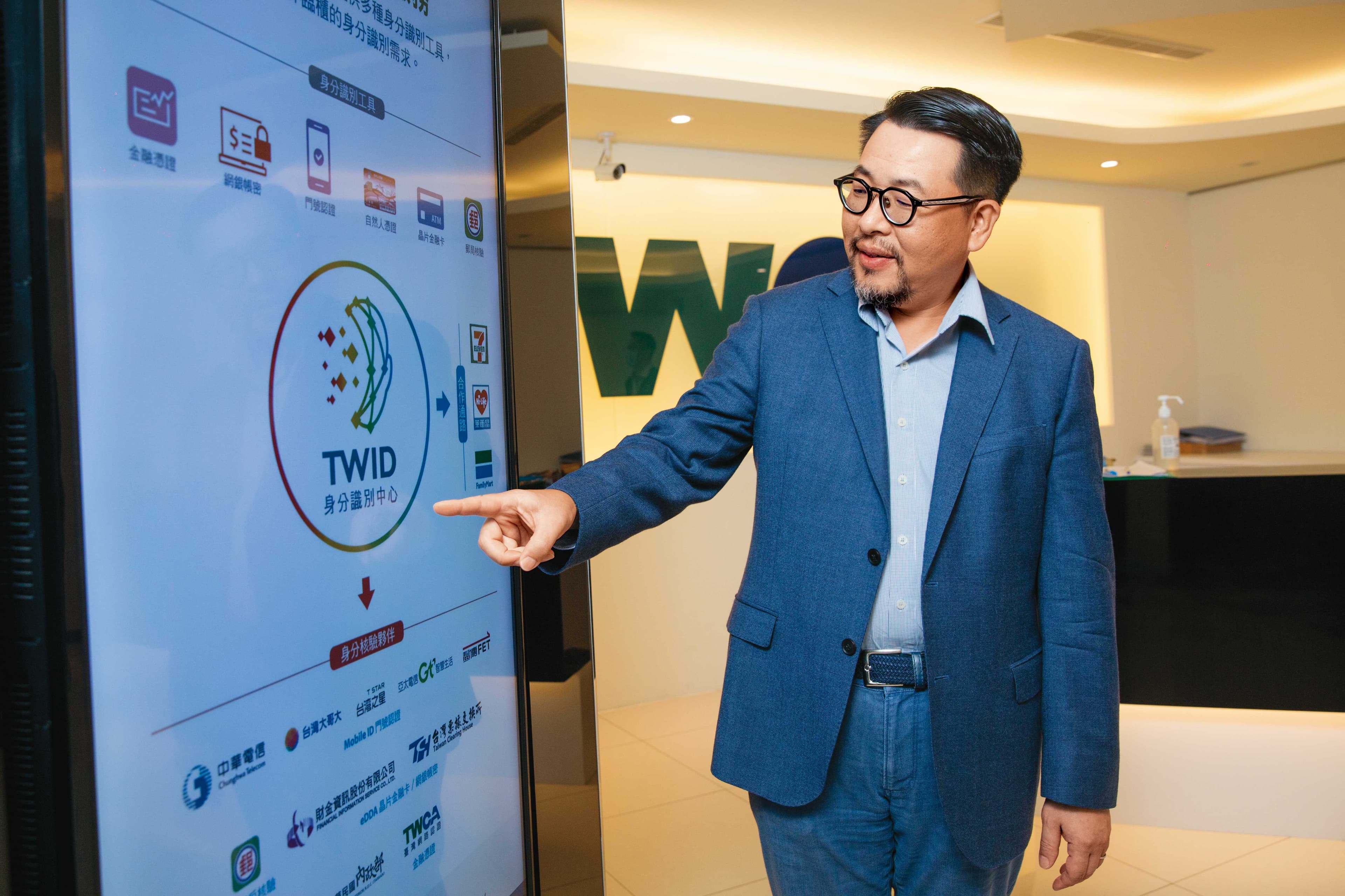 身分識別涉及政府公權力，而臺網背後大股東皆為政府特許機構，這特別的「身分」，讓臺網順理化身可靠的第三方公正業者。