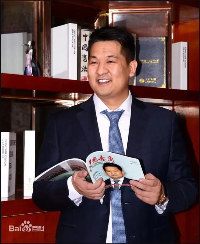 據悉佘志江當年僅帶了「4萬元人民幣」就飛到菲律賓馬尼拉，僅2年就累積不少財富！ （圖片來源：百度百科）