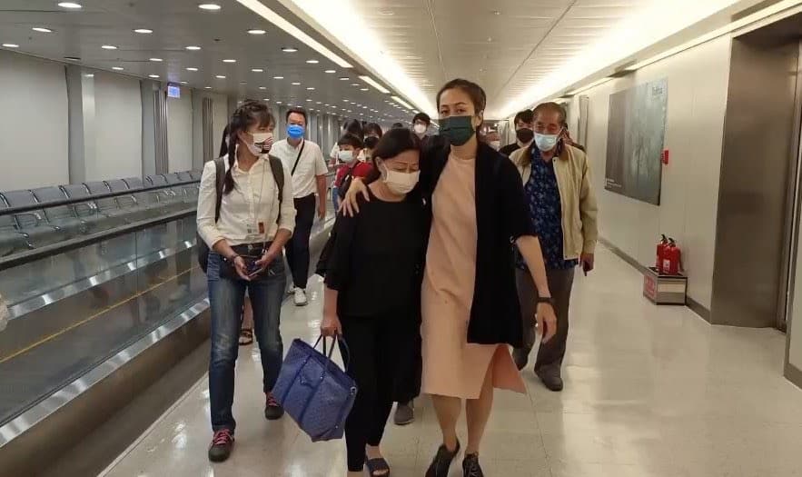 艾成的母親一身黑衣神情哀戚。（民視提供）