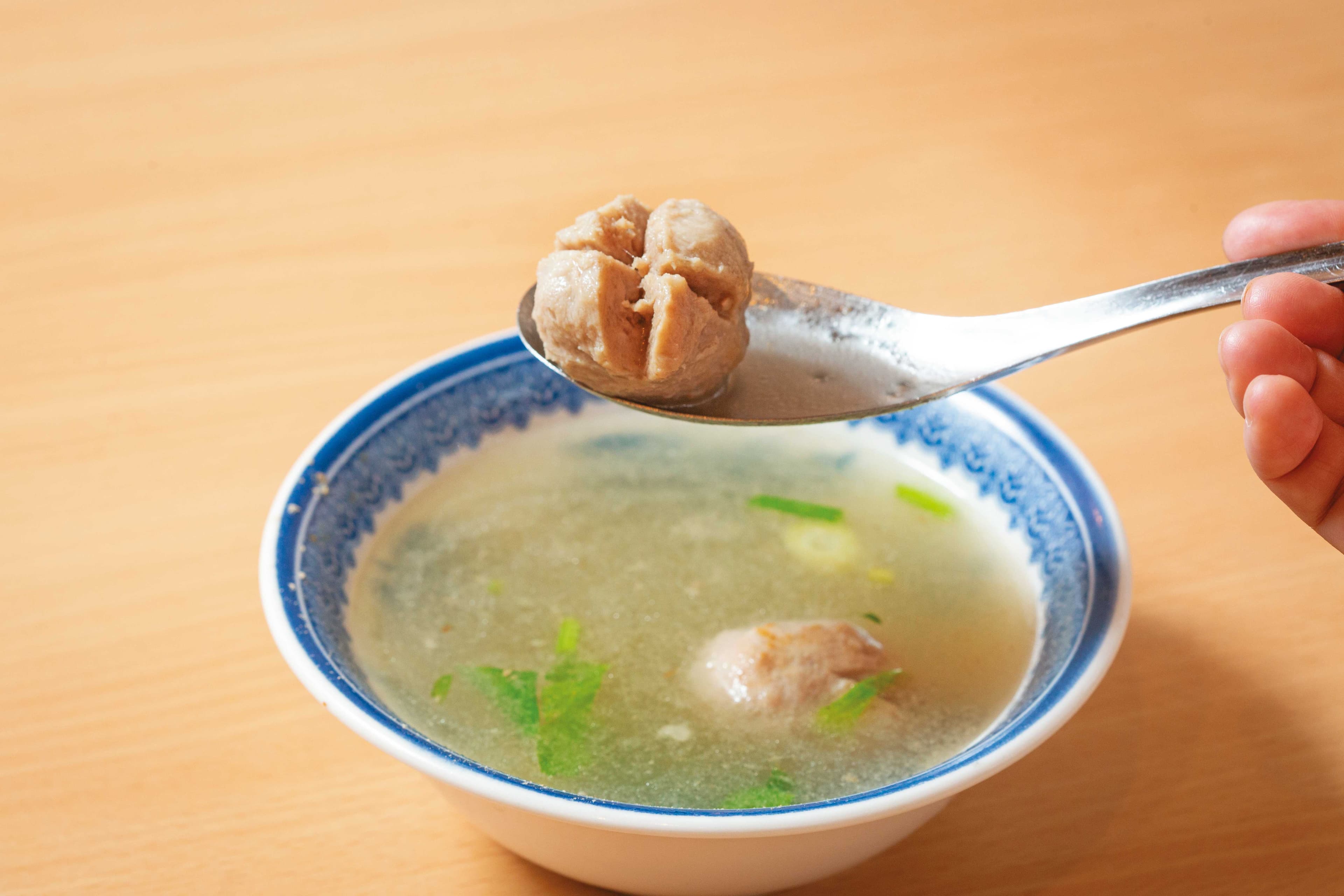 川業從創業以來就只賣自製的貢丸湯，肉感緊實。（30元／碗）