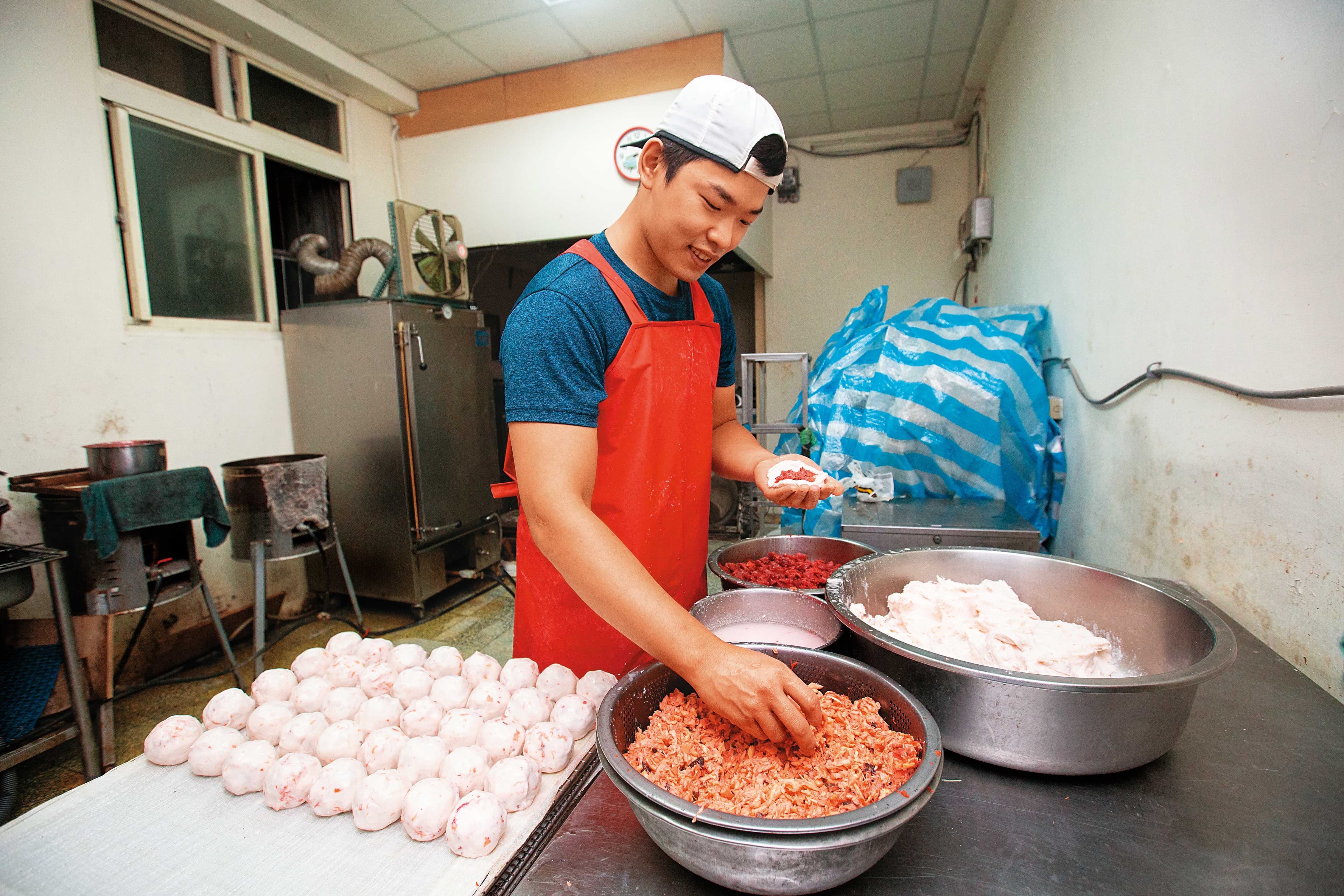 清晨6點陳勁宏就開包肉圓，手法彷彿包包子，因此肉圓特別渾圓紮實。