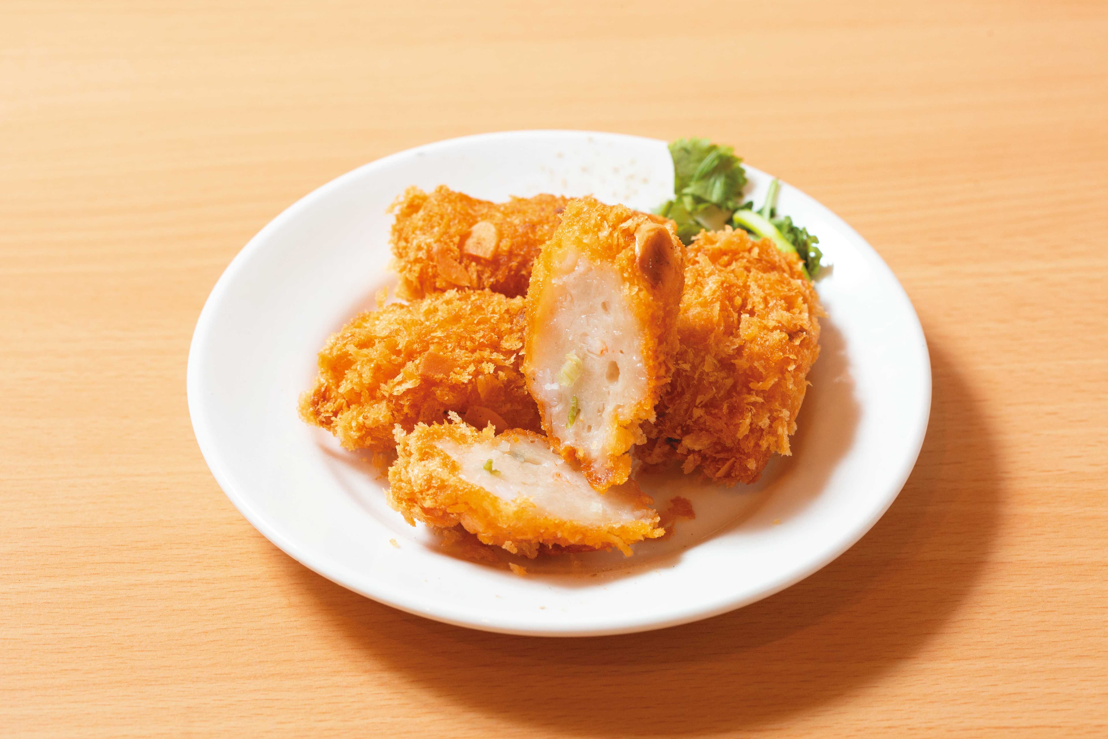 陳勁宏接手老店後，加進古早味辦桌菜蝦棗，由旗魚漿混合蝦仁製作，很受歡迎。（60元／份）
