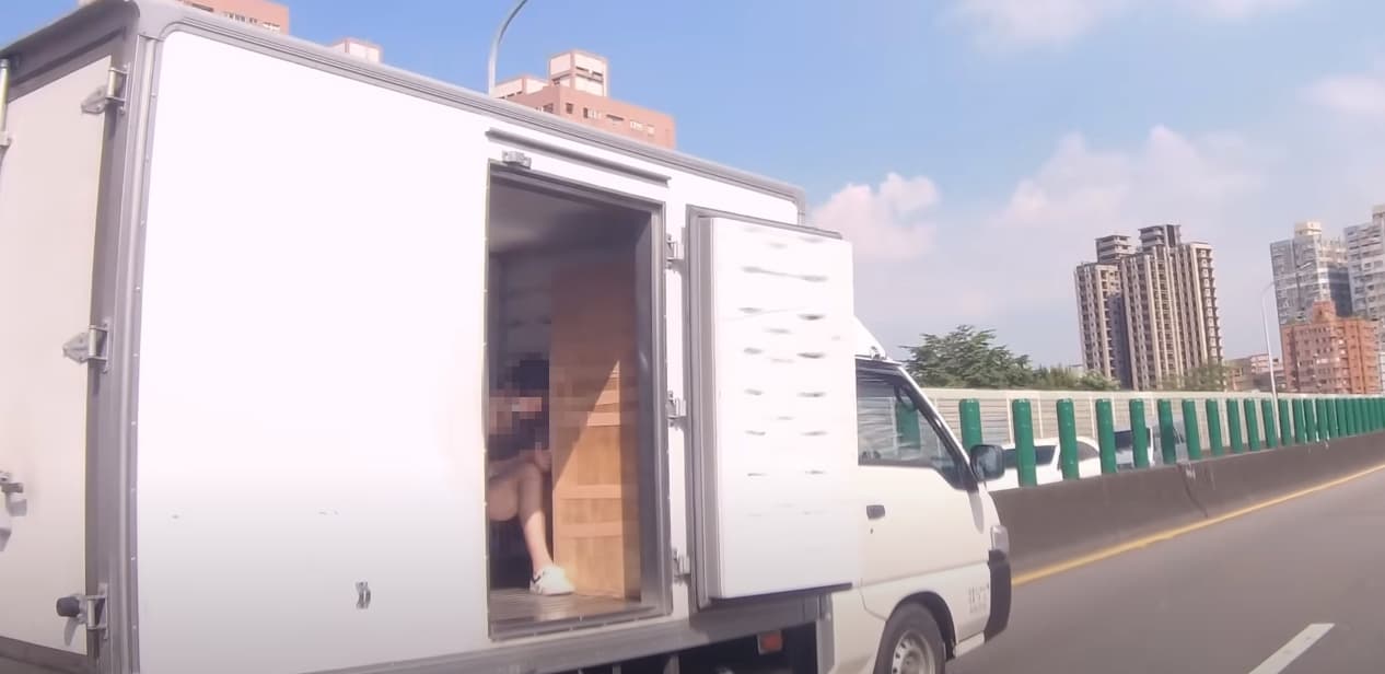 小貨車暗藏正妹，13秒影片瘋傳。（翻攝自「WoWtchout-地圖型行車影像分享平台」YouTube頻道）