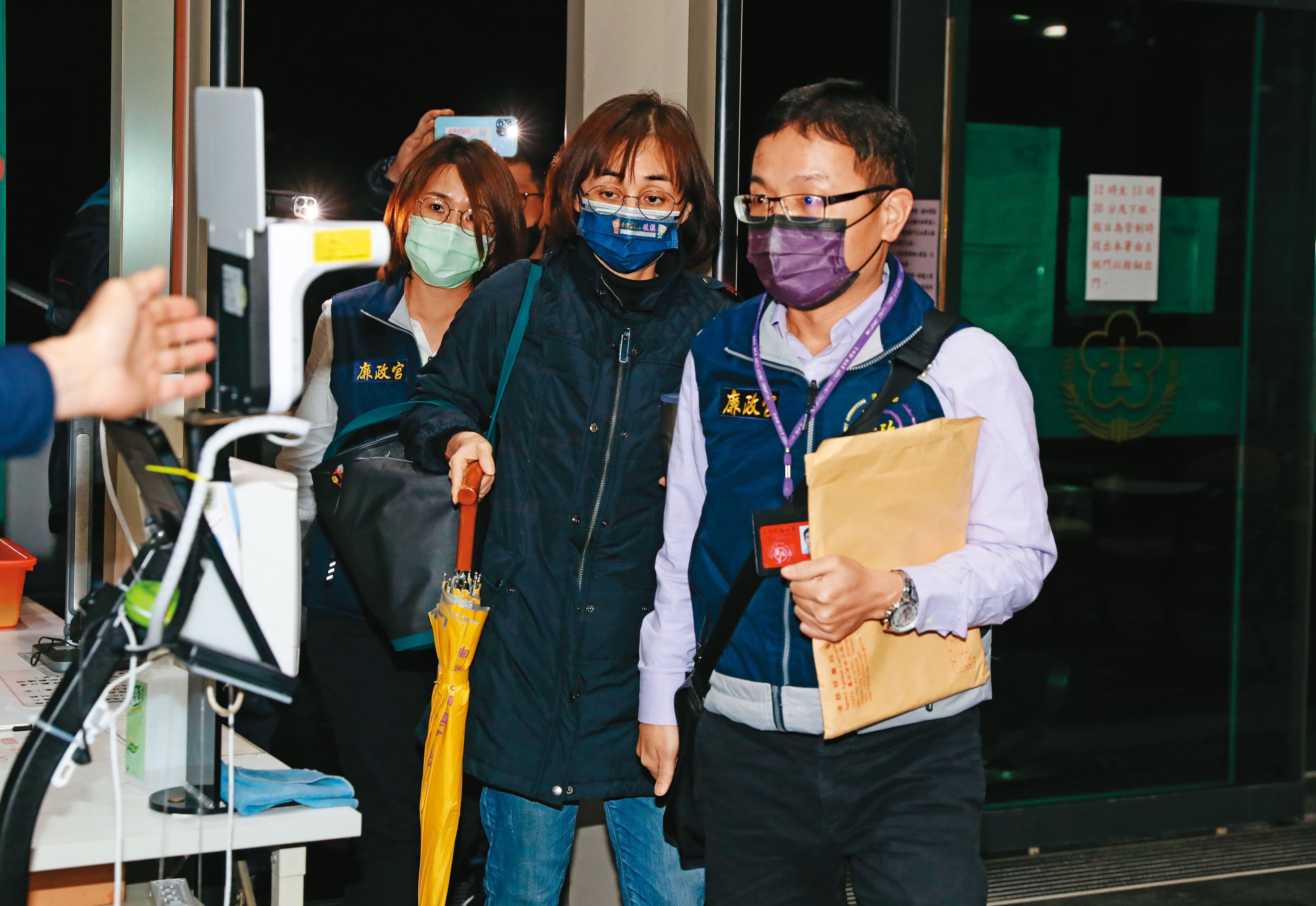 林姿妙的女兒林羿伶（中），因為介入羅東土地免繳土增稅案列為被告，一度遭聲押。