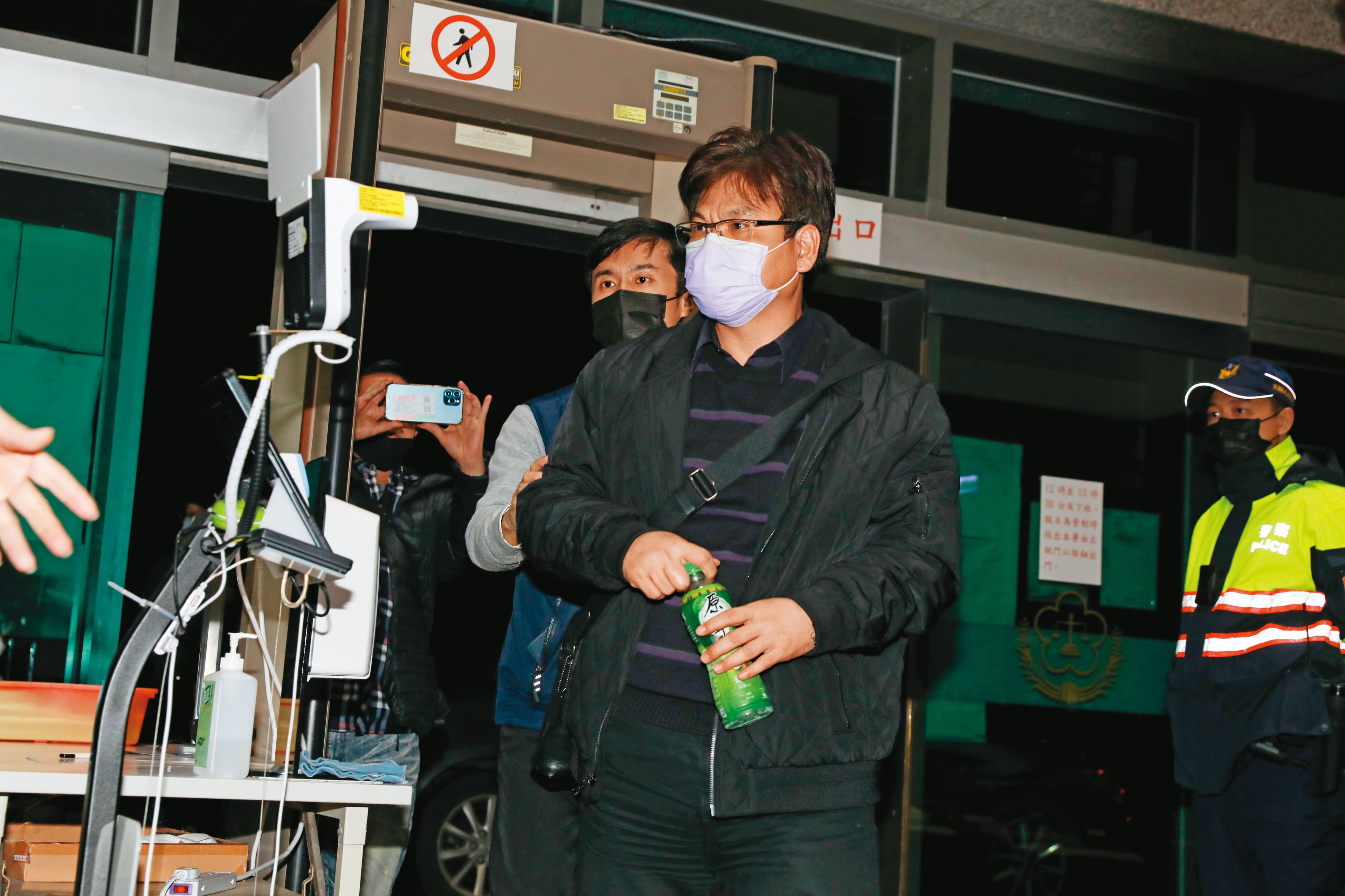 前宜蘭縣建設處代理處長吳朝琴（中）收押後，緊咬林姿妙交辦免課羅東地主土增稅，證詞成為起訴一大關鍵。