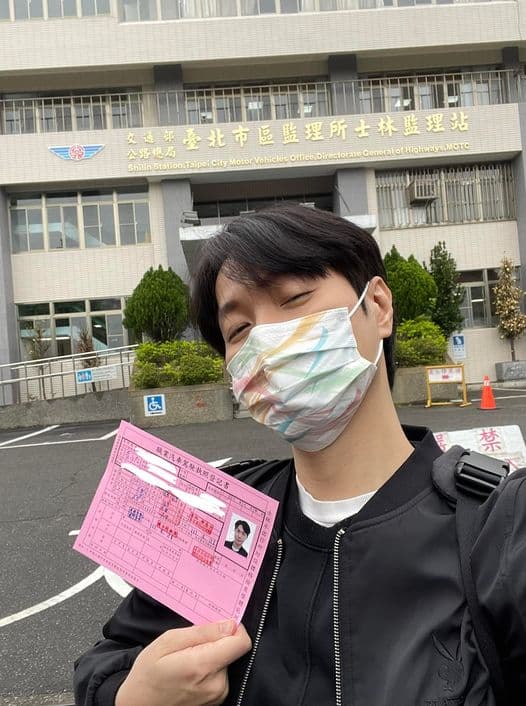 黃少谷花半年時間準備考小黃營業登記證。(翻攝自黃少谷臉書)