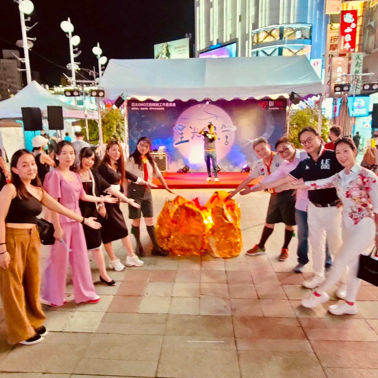 「星光露營月光晚會」延著台北市中華路搭起帳篷，並在星宿海童軍團邱薰賢團長的帶領下升起環保營火。（亞太OMO三創賦能工作委員會提供）