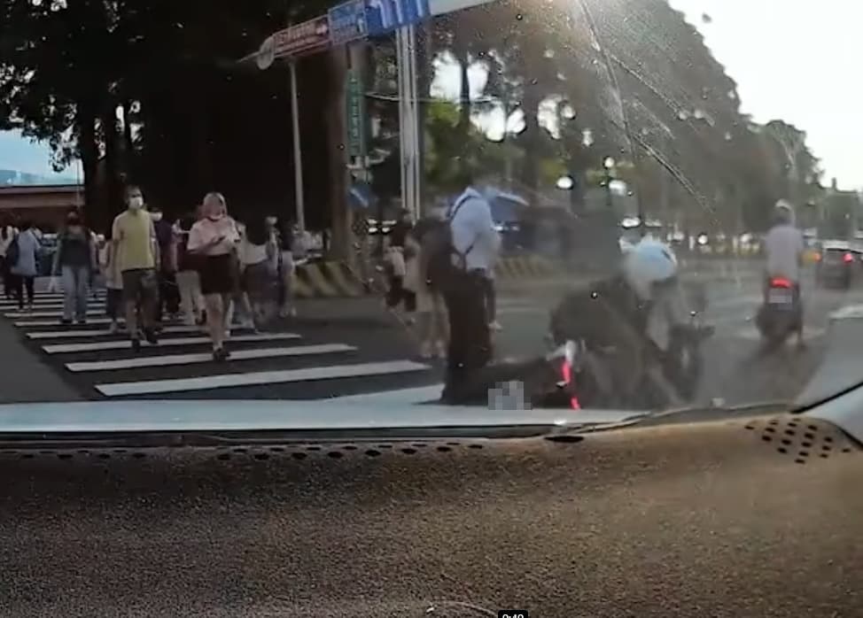 襯衫男反射動作一掌往騎士推了過去，騎士連人帶車應聲倒下。（翻攝自爆廢公社）