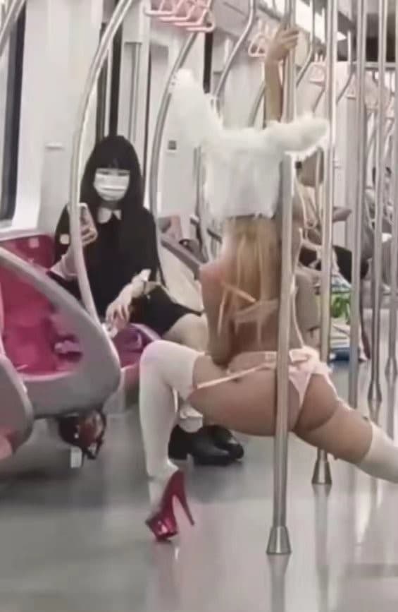 女模在地鐵車廂拍內衣照，最後遭警方逮捕罰款。（翻攝微博）