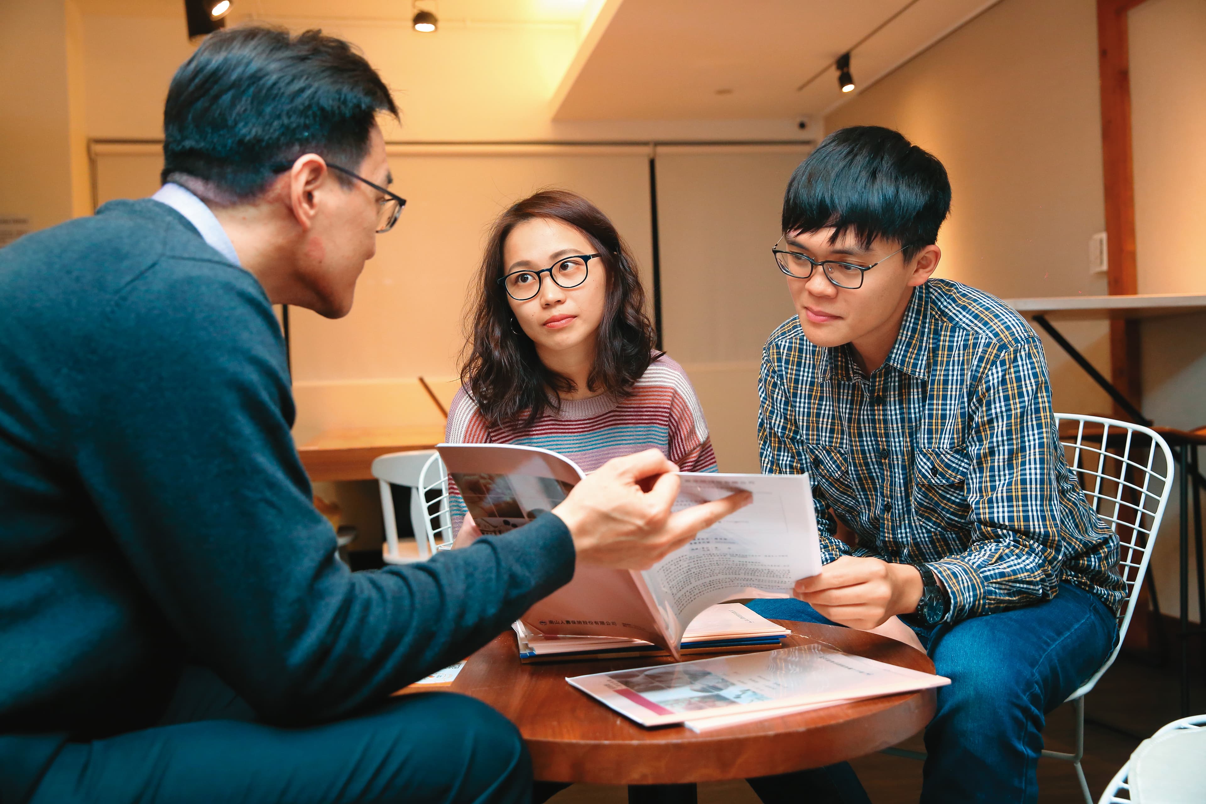 強調專家代操的類全委保單，因無公開平台能比較優劣，保戶也只能「全然信任」專家。