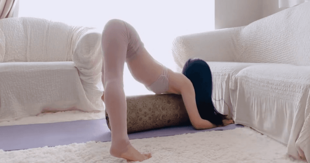 網紅練習瑜伽動作「下犬式」,屁股抬高伸展背部。(翻攝微博@寫真store)
