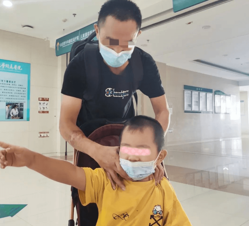 男童從17樓墜樓後奇蹟生還，經醫療團隊治療，1個月後由家長迎接出院。（翻攝自青島西海岸新區衛生健康官微）
